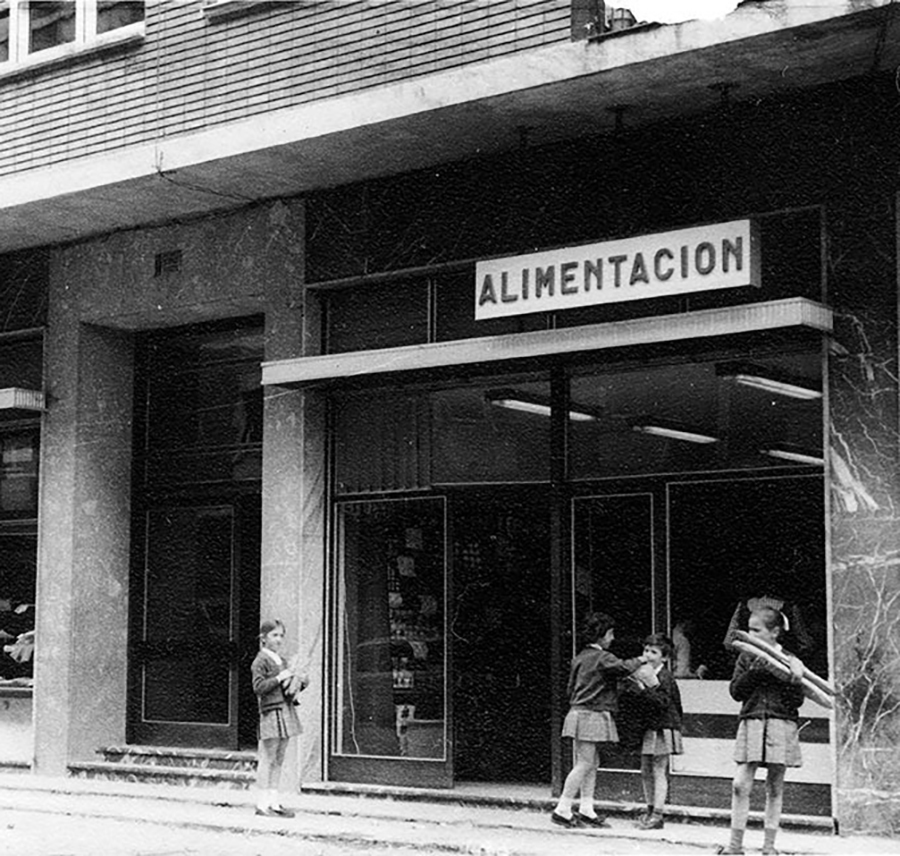 Imatge històrica d'antic establiment d'alimentació d'EROSKI.