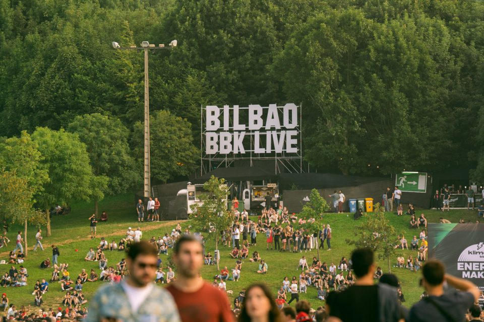 Ambient del festival Bilbao BBK Live amb públic assistent.
