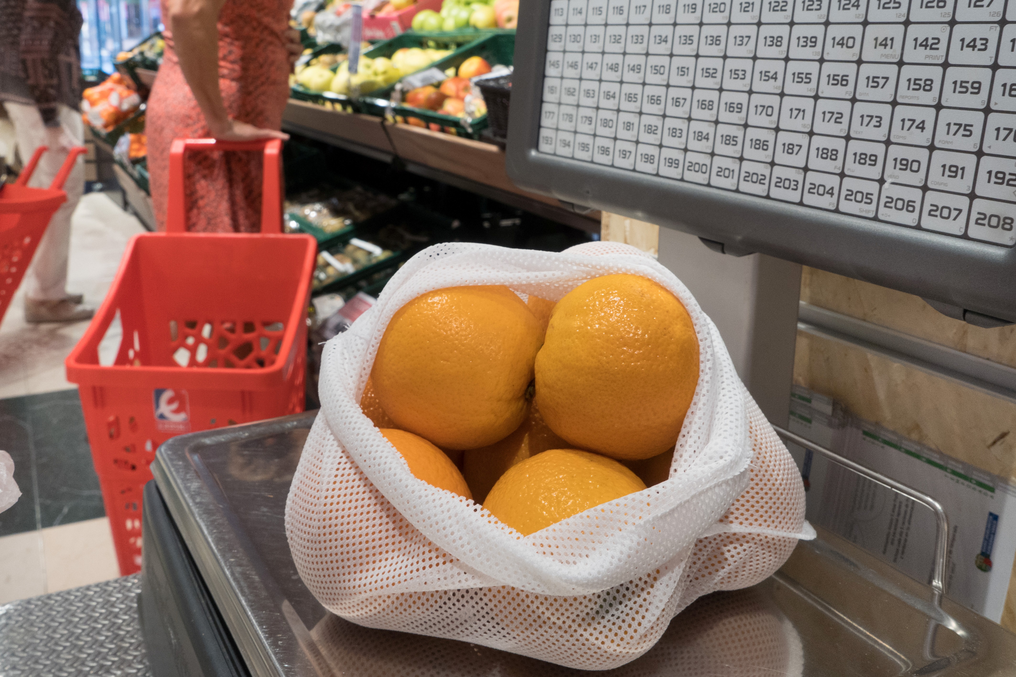 Comorama Girar maravilloso EROSKI incorpora una nueva bolsa de malla reutilizable como alternativa a  las bolsas de plástico en frutería - Eroski Corporativo