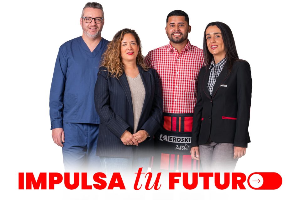 Quatre professionals d'EROSKI posen junts en imatge corporativa d'ocupació amb el missatge Impulsa el teu futur.