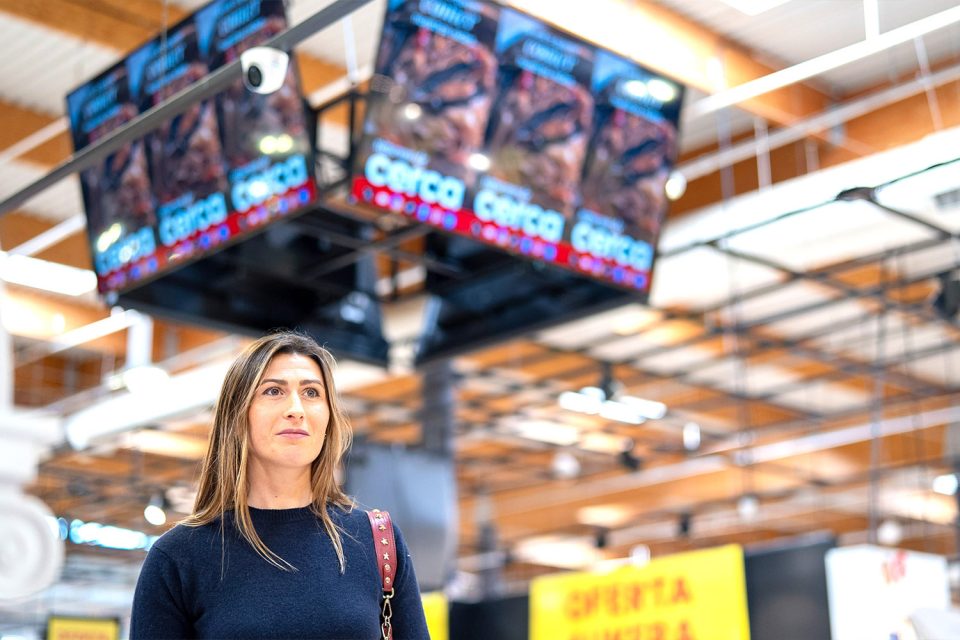 Pantallas digitales en un supermercado EROSKI utilizadas para retail media y comunicación en el punto de venta.