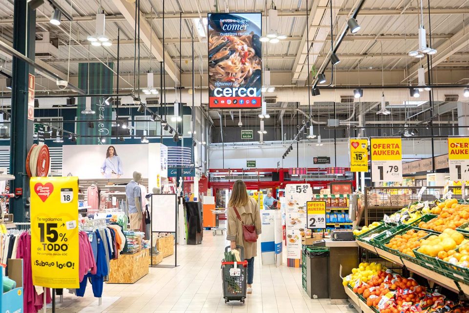 Pantallas digitales en un supermercado EROSKI utilizadas para retail media y comunicación en el punto de venta.