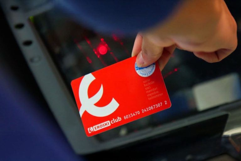 Mà utilitzant targeta EROSKI Club en terminal de pagament o lector de caixa.