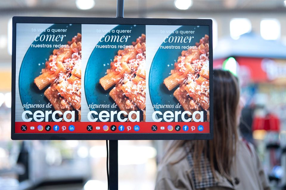 Pantallas digitales en un supermercado EROSKI utilizadas para retail media y comunicación en el punto de venta.