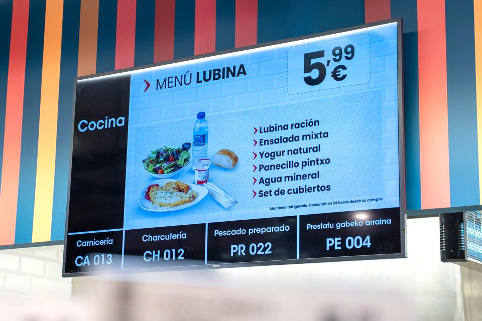 Pantallas digitales en un supermercado EROSKI utilizadas para retail media y comunicación en el punto de venta.
