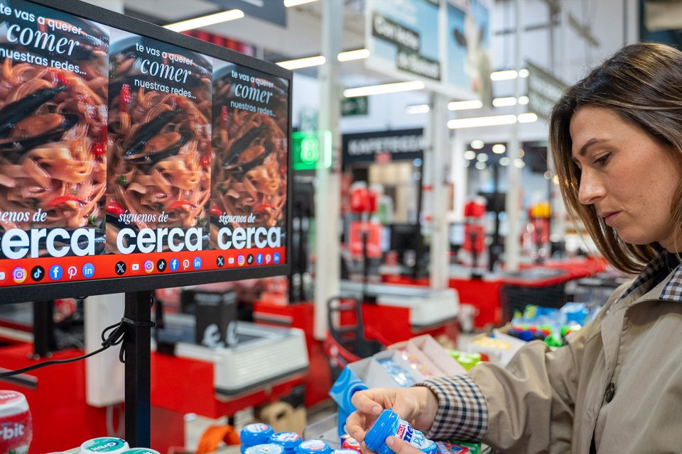 Pantallas digitales en un supermercado EROSKI utilizadas para retail media y comunicación en el punto de venta.