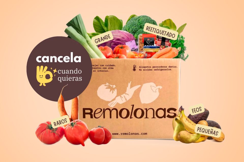 Caixa de fruites i verdures fresques de Remolonas amb productes de temporada i excedents alimentaris.