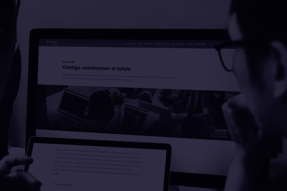 Pantalla amb informació del programa d'innovació d'EROSKI i testimoniatges d'empreses col·laboradores.