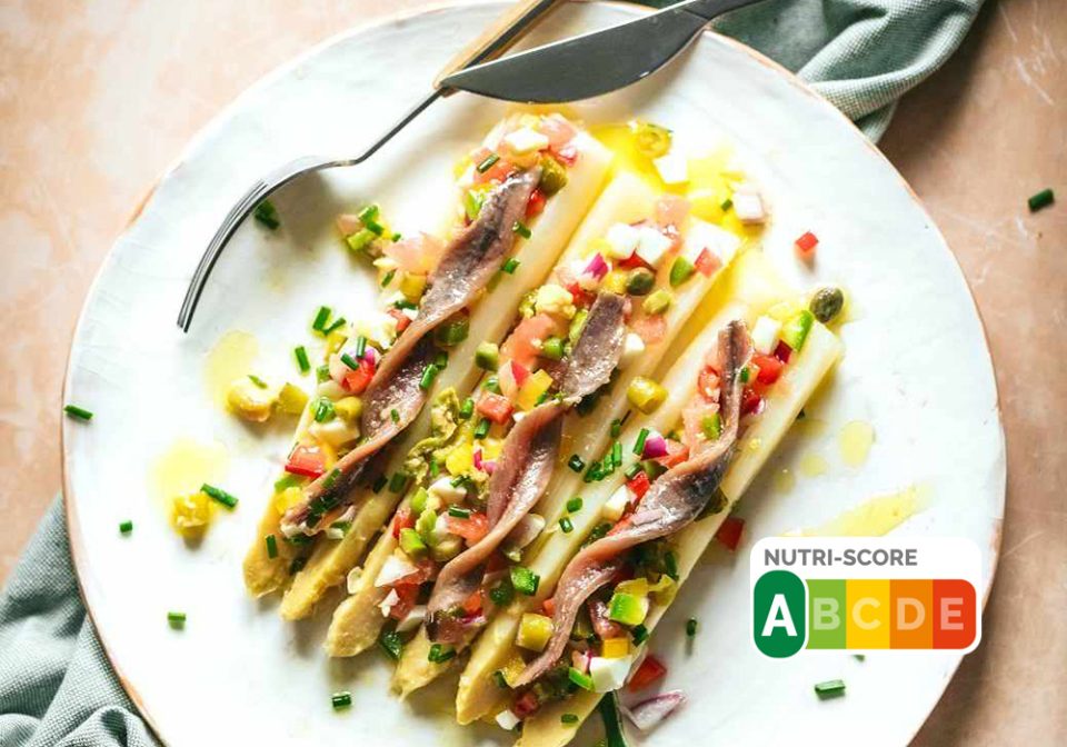 Espàrrecs blancs farcits amb anxoves i vinagreta de verdures, acompanyat del distintiu Nutri-Score A.